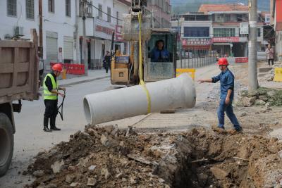 高桥镇集镇道路提档升级项目施工正酣