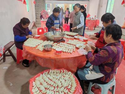 贺胜桥镇：重阳“爱心饺子宴” 温情敬老暖人心