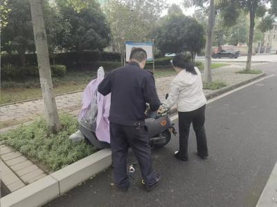 雨后路滑市民不慎摔伤 咸安城管及时救助显担当