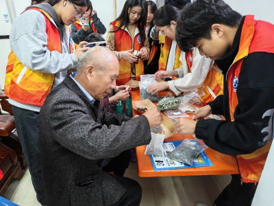 银龄互助 温暖同行 浮山街道书台社区开展助老志愿服务