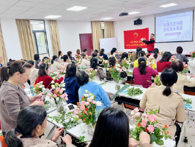 十六潭社区：巧手插鲜花，助力就业“她”