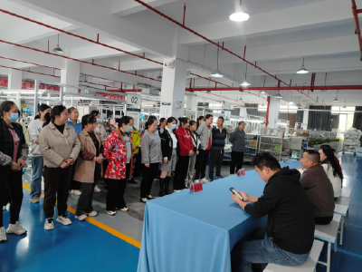  速度与精度的较量！咸安这场服装折叠包装赛超 “吸睛”