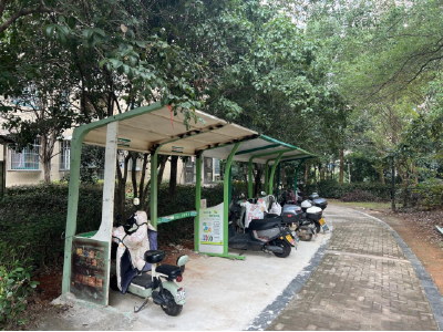 温泉街道希望桥社区：闲置亭变充电棚 三方联动解民忧  