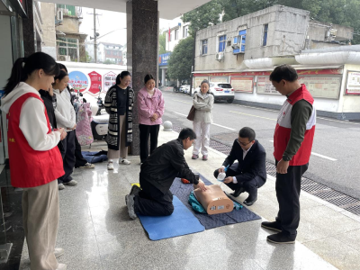 设立“生命守护站” 爱心AED为邻里安全护航