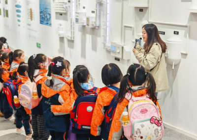 童心探秘工厂 科技启智未来