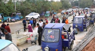 斧头湖开湖捕鱼忙 执法护航保平安