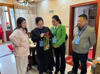 区统计局：“一把手”带队入社区开展调查入户登记工作