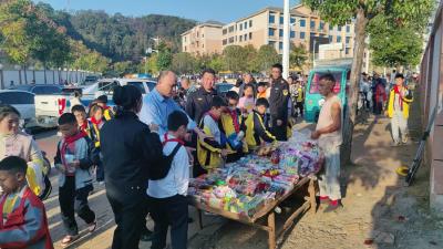 咸安区多部门联动整治 校园周边环境焕新