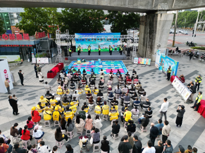 咸安区开展“文明停车 ‘位’你点赞”主题宣传活动 共筑文明秩序