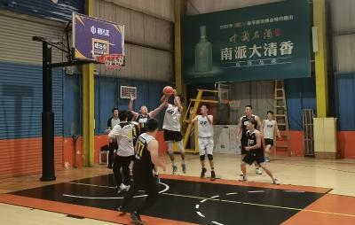 咸安区首届“青企协”杯篮球友谊赛圆满闭幕