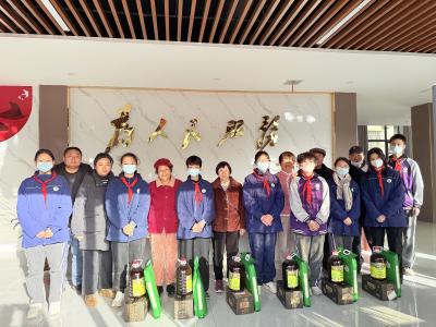 咸宁东方外国语学校：义卖聚善款，青春暖夕阳