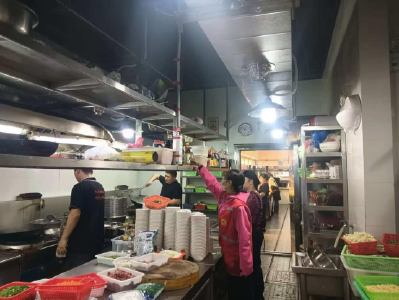 温泉街道希望桥社区：消防巡查幸福食堂 守护老年“舌尖安全”  