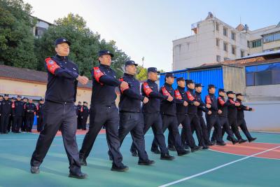 组图：严纪砺警风 队列塑铁军