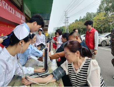 爱心义诊进小区 健康关怀零距离