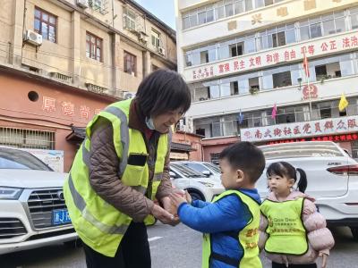 暖心汤递温情！南大街社区儿童成长中心萌娃致敬城市守护者