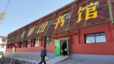 咸安区图书馆800册图书“突袭”送惊喜，装修期也不让阅读“断档”