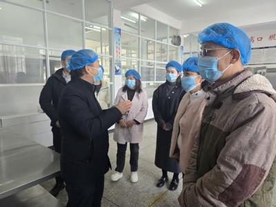 汀泗桥镇“两代表一委员”开展校园食堂安全督导 