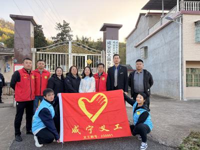 咸安：“壹基金温暖包”送达暖童心