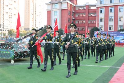 科技童行 军梦启航 咸安区中心幼儿园举办“科技中国”亲子活动