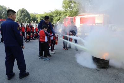 咸安消防站开放日：师生家长“零距离”探秘 解锁“硬核”消防技能