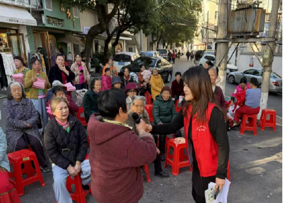 温泉街道花坛社区：趣味问答学分类 环保理念入民心