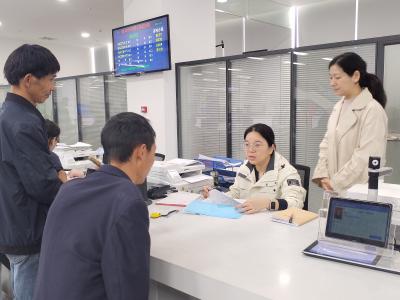 区残联理事长参加“坐窗口、走流程、优服务”活动