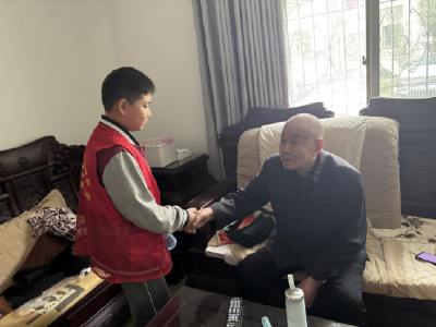 小小志愿者上岗 学安全技能服务社区