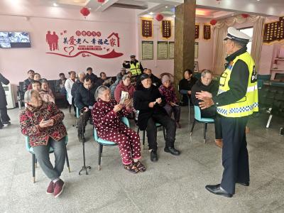 咸安交警走进社区送“安全礼包” 守护银发群体出行平安