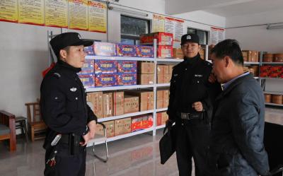 双溪桥派出所开展元旦前烟花爆竹零售门店安全巡查