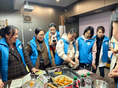 温泉街道桂花路社区：免费学艺暖邻心 巧手烘焙促增收  