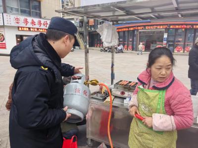 咸安城管开展燃气与飞线充电整治 筑牢城市安全屏障
