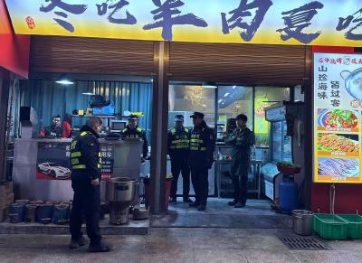 咸安城管推行夜间勤务模式 让市民安心又暖心