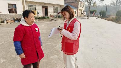 汀泗桥镇彭碑村：走访慰问暖民心 绘就乡村振兴新图景