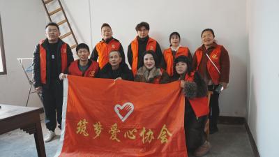 温暖相伴 爱心企业联合社区关爱独居老人