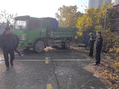 咸安城管：联合执法清顽疾 高铁北站焕新颜