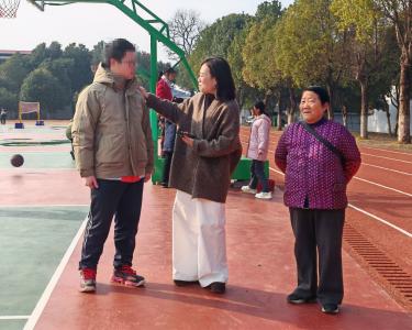 “爱心妈妈”刘慧：从沉默少年到阳光学子 让陪伴守护成长