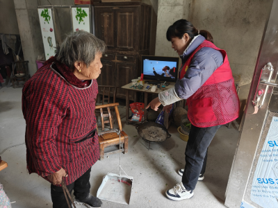 汀泗桥镇大坪村：“红色马甲”暖夕阳 孝亲敬老润人心