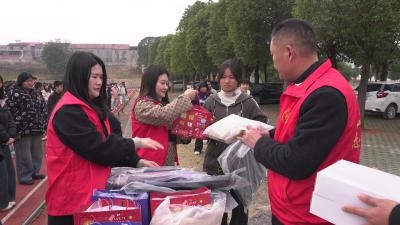 冬日暖阳照校园 “爱心相伴”助成长