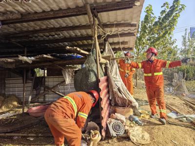 湖北交投京珠运营公司：桥下杂物“清零”，联动共治护平安