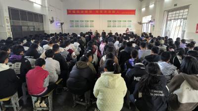 向阳湖镇：创新宣讲形式 让宪法伴随成长