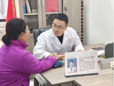 温泉街道万年路社区：专家进社区 健康到家门