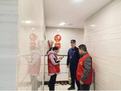 温泉街道福星城小区：合力清障畅楼道 常态治理护安全  