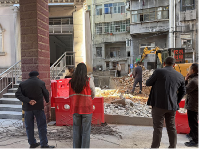 温泉街道希望桥社区：拆除废弃绿化带 畅通小区安全通道  