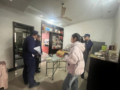 长安社区：入户排隐患 筑牢“防护网”