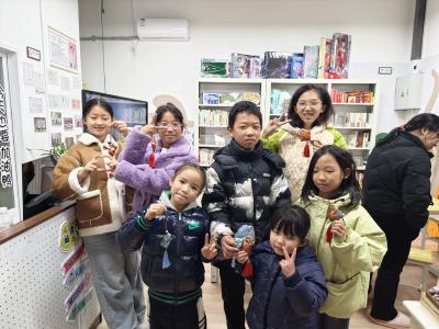 咸安区图书馆“蕙语言”书香驿站开展“宋锦文化体验”活动