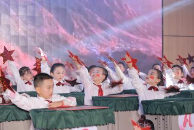 方寸课桌间，舞出精彩无限！萌娃创意课桌舞燃动校园