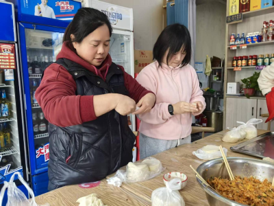 南大街社区：饺香暖人心 福卡传温情