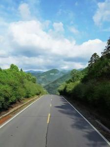 咸安U型公路——一条跃动于大幕山水间的银色丝带