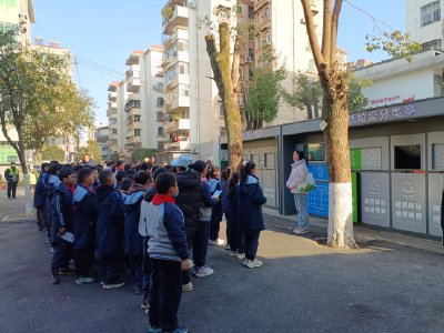 温泉街道金叶社区：探秘垃圾分类之旅 共筑绿色宜居家园