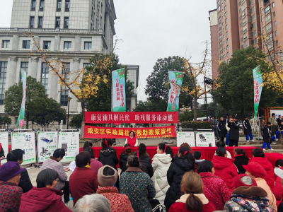 康复辅具进公园，便民救助暖人心